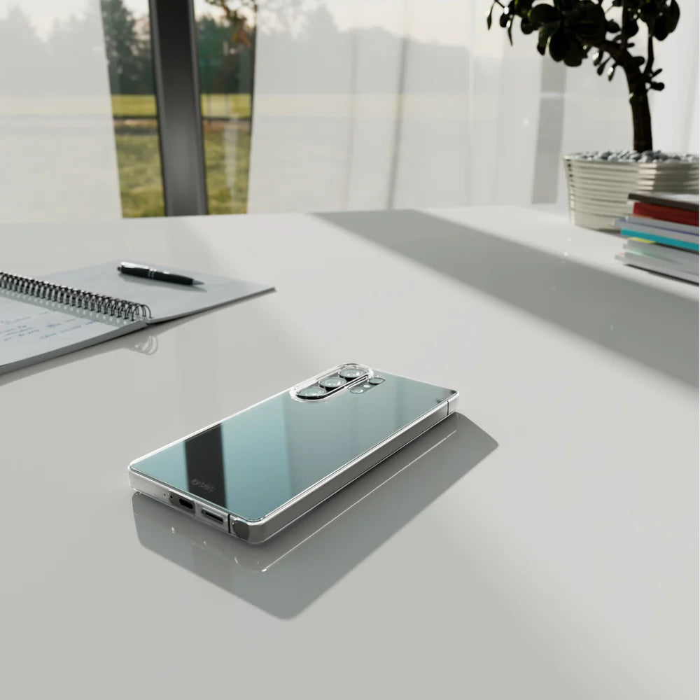 Samsung Galaxy S25 Ultra transparentes Skinny Cover im Alltag