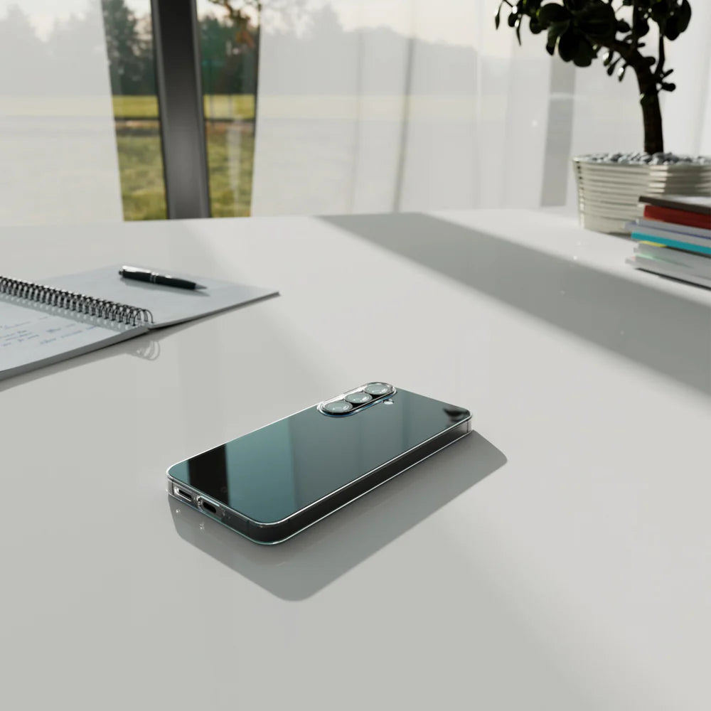 Samsung Galaxy S25 Plus transparentes Skinny Cover im Alltag